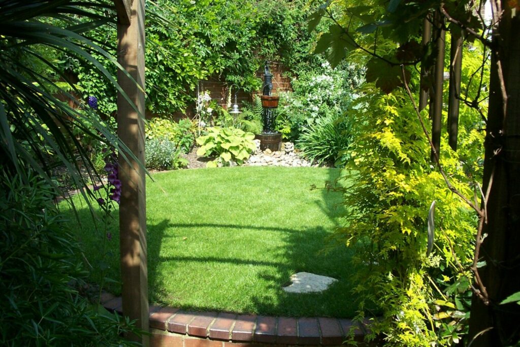 How to make a small garden look bigger